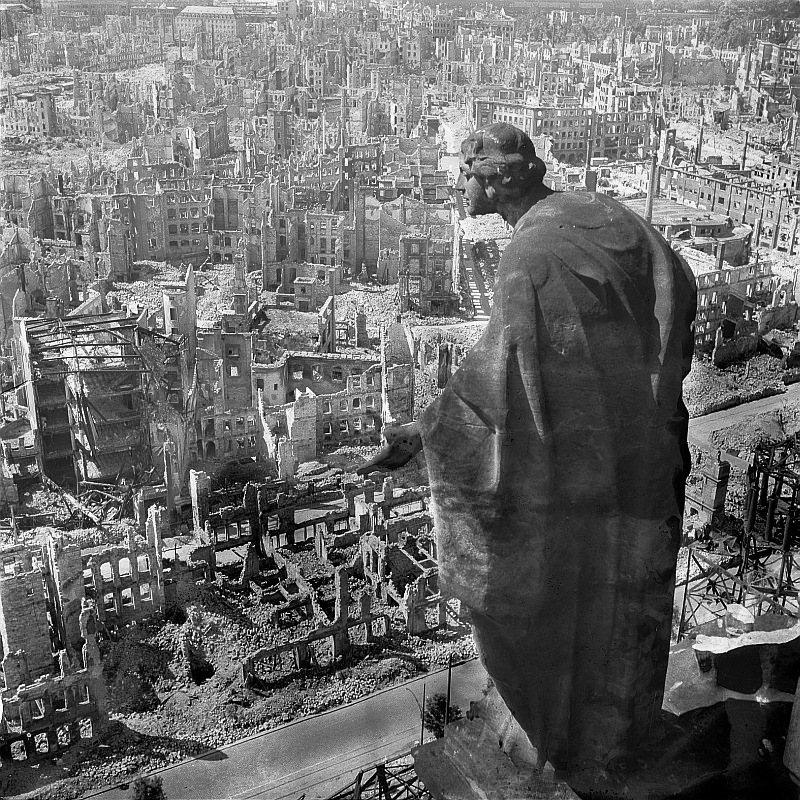 Walter Hahn, Dresden: view of the destroyed inner city from the town hall tower with sculpture, 1945 (CC BY-SA 3.0 DE)